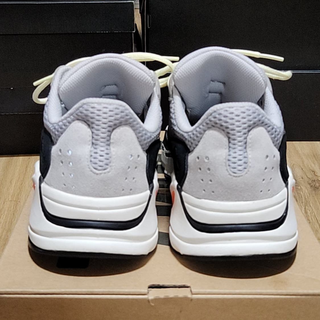 아디다스 275 이지부스트 웨이브러너 700 상품이미지6