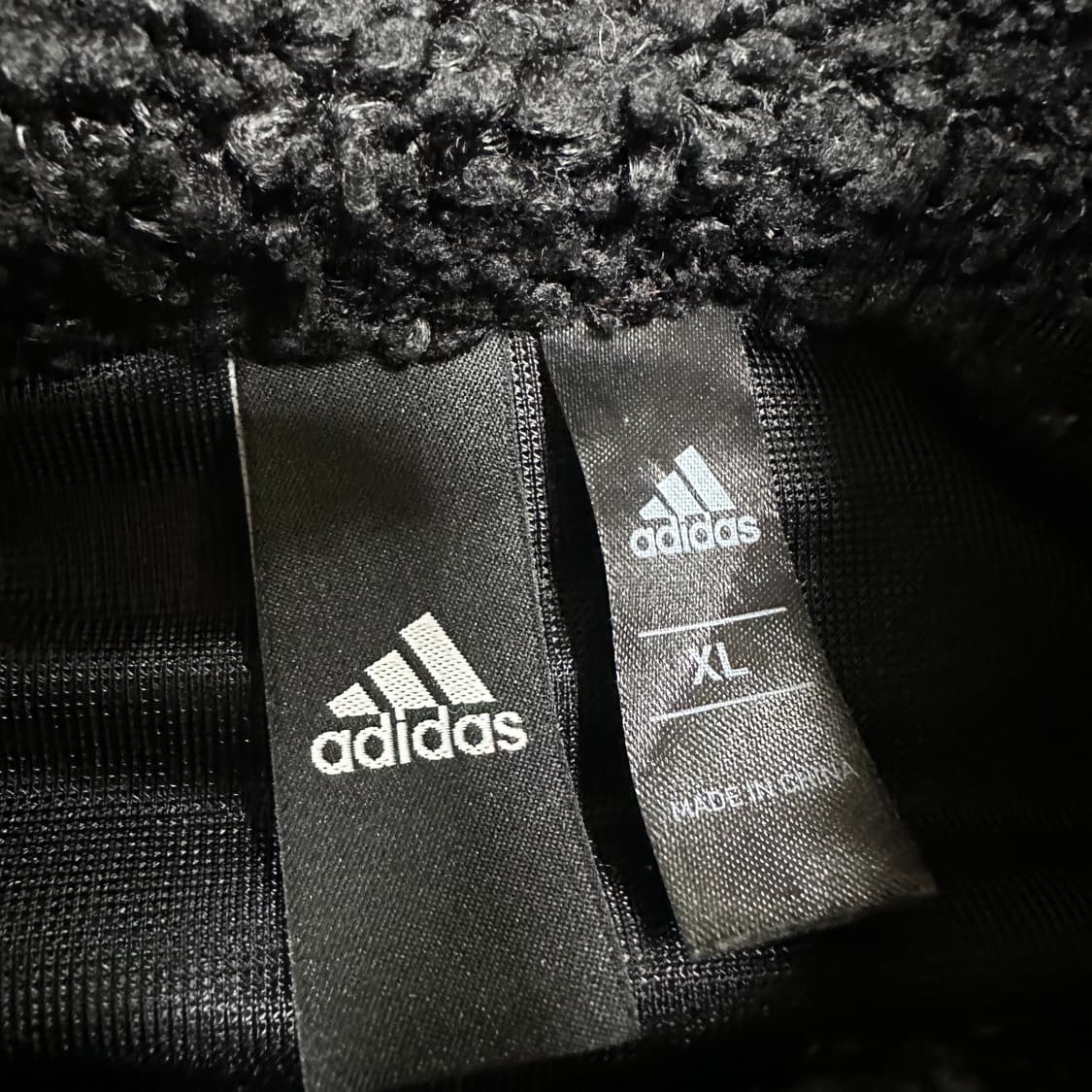 ✨ (바배) 아디다스 뽀글이 플리스 블랙 반집업  상품이미지3