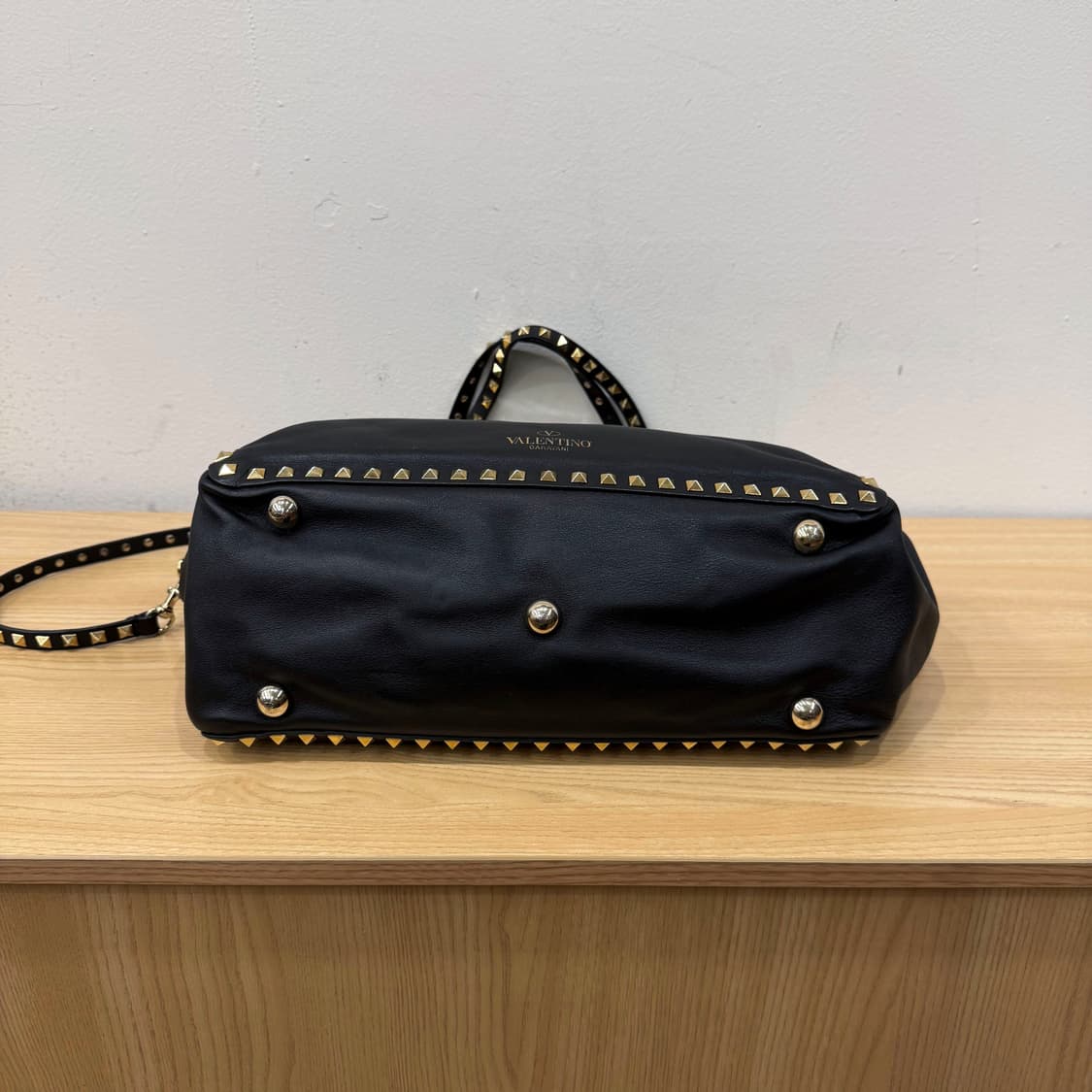 발렌티노 레더 토트백 골드 피라미드 스터드 숄더 스트랩 디테일 블랙 상품이미지4