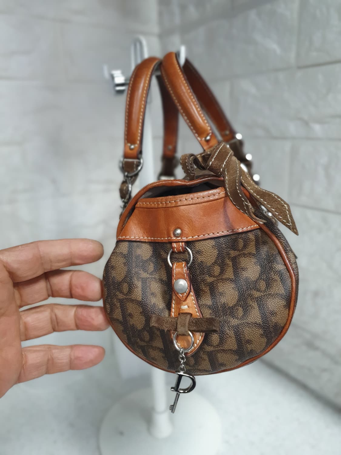 디올(Dior) 로맨틱 하트 브라운자물쇠 토트백 컨디션 좋아요. 상품이미지2