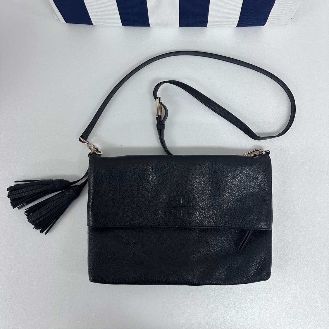 토리버치 블랙 가죽 테슬 크로스백 클러치형 가방 상품이미지1