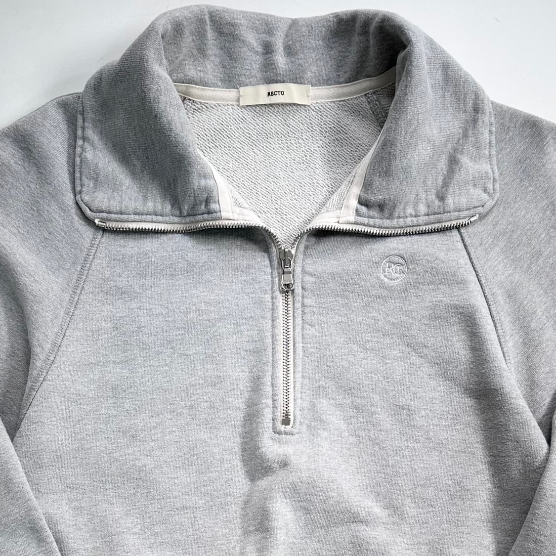 렉토 그레이 크롭 반집업 맨투맨   상품이미지2