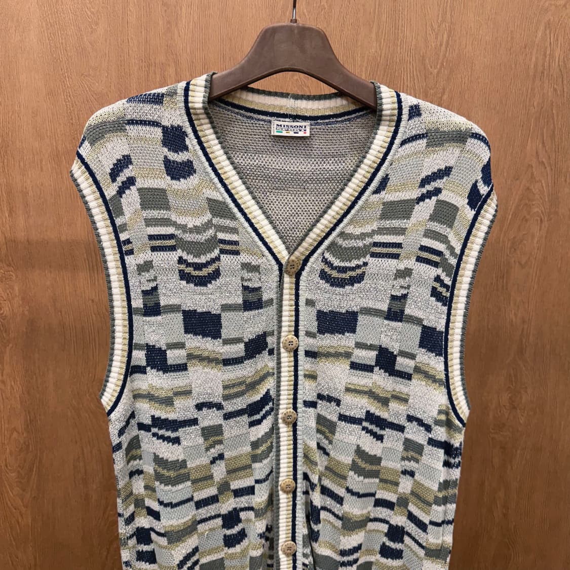미쏘니 스포츠 브이넥 니트 베스트 버튼 자카드 믹스 패턴 디테일 그레이 상품이미지4