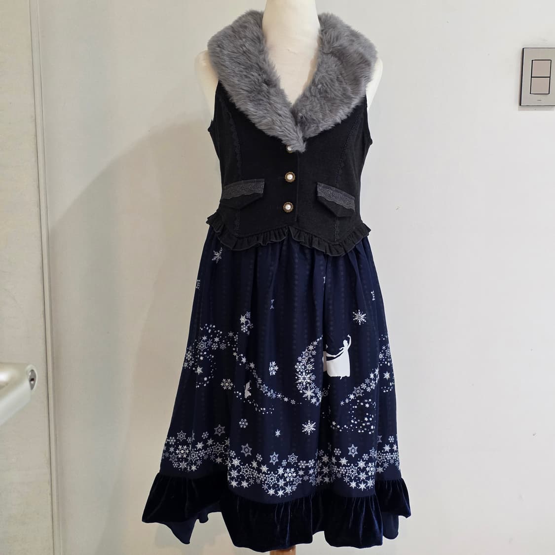 엑시즈팜x겨울왕국 콜라보) 고딕 베스트st퍼 벨벳 슬리브리스 롱원피스 상품이미지3