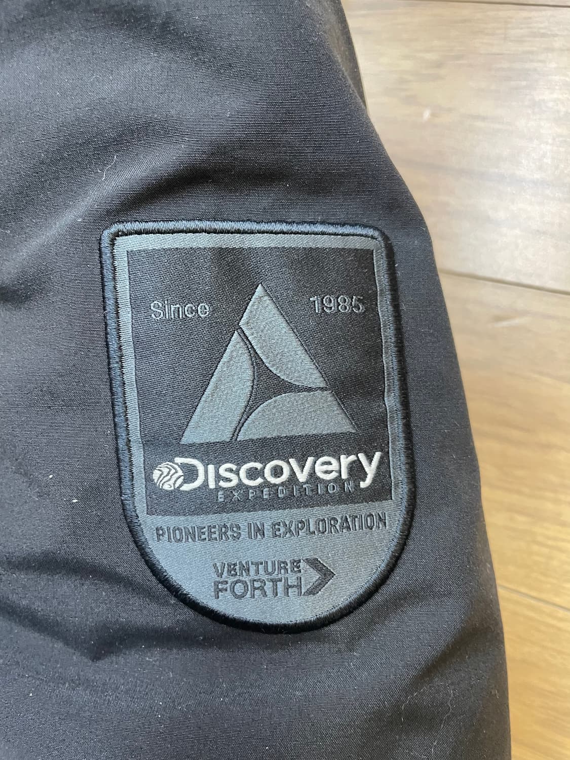 디스커버리 여성 롱패딩 블랙 색상입니다. 사이즈는 95이고, 품번은 DW 상품이미지4