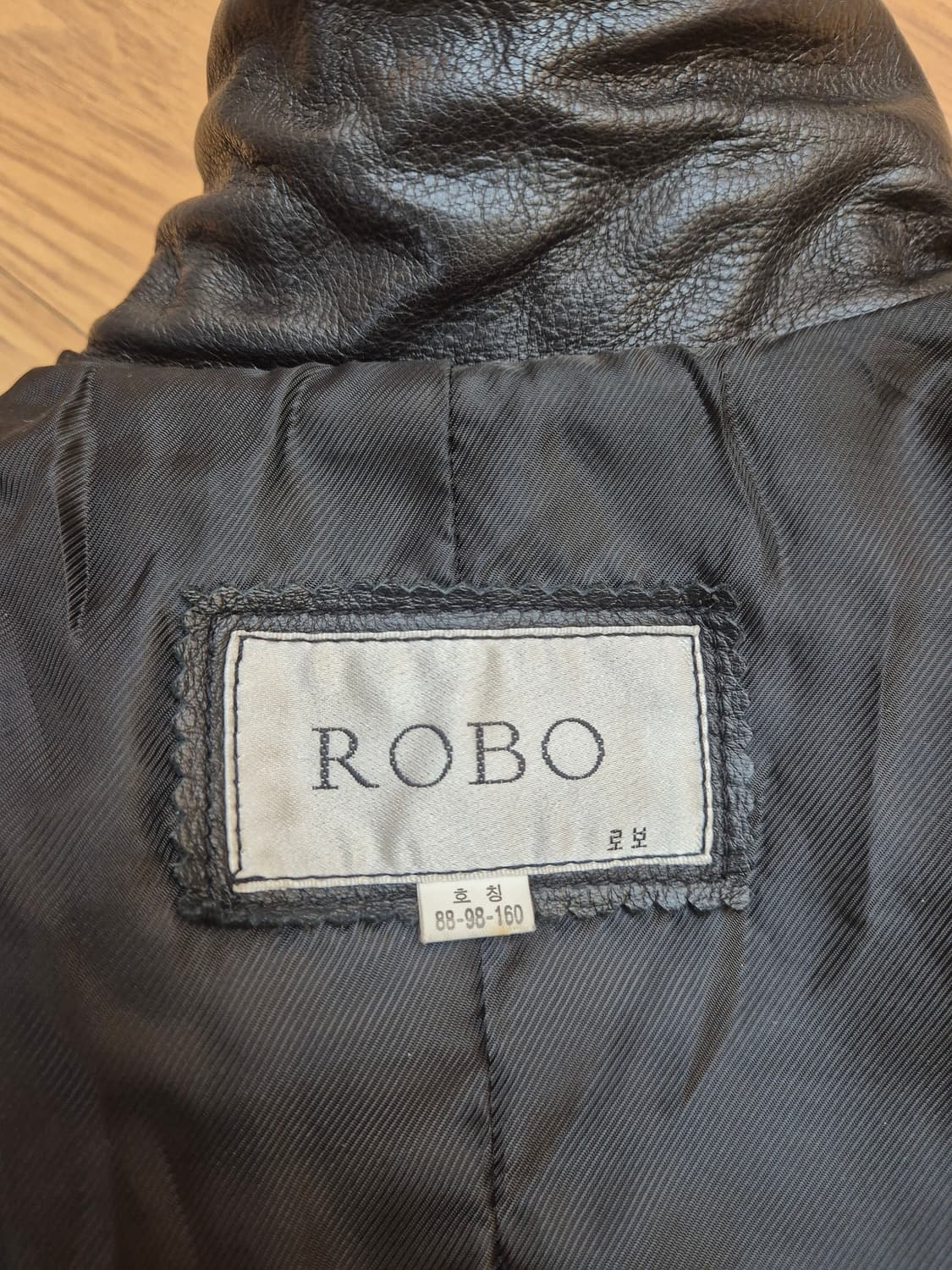 ROBO 여성 가죽 자켓입니다

- 사이즈: 88-98-160
- 겉감: 상품이미지1