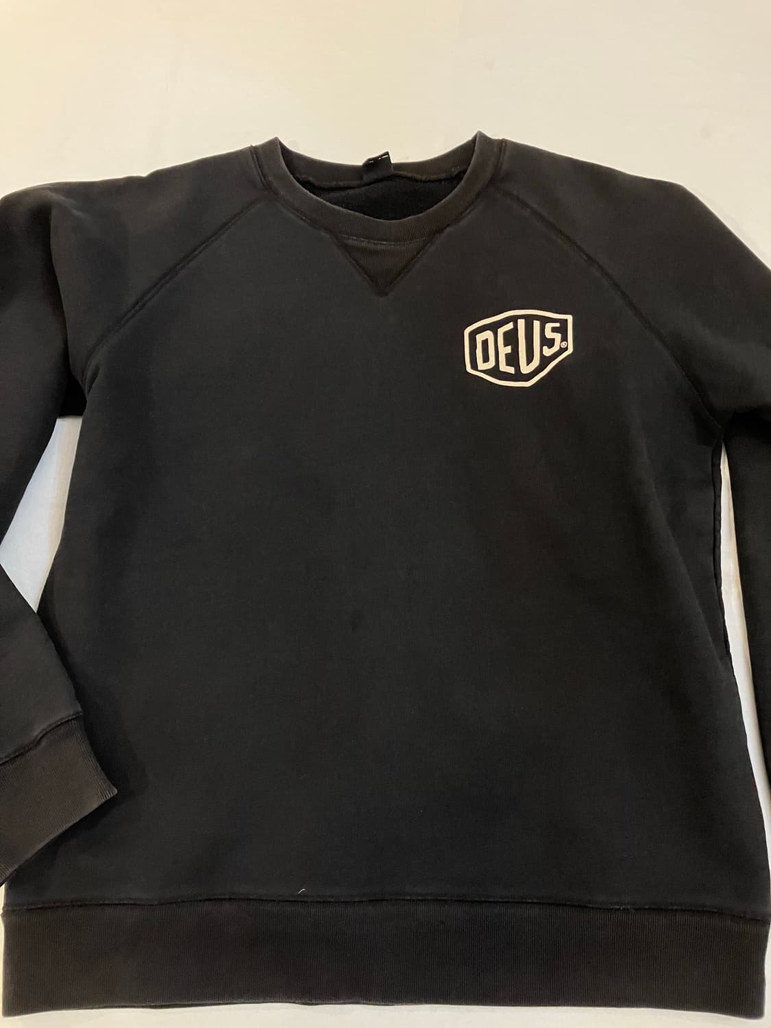 데우스 엑스 마키나 서울 맨투맨 스웻셔츠 블랙 상품이미지3