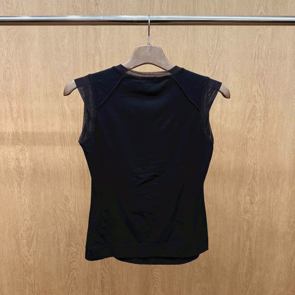 버버리 런던 슬리브리스 티셔츠 시스루 숄더 로고 자수 디테일 블랙 상품이미지3