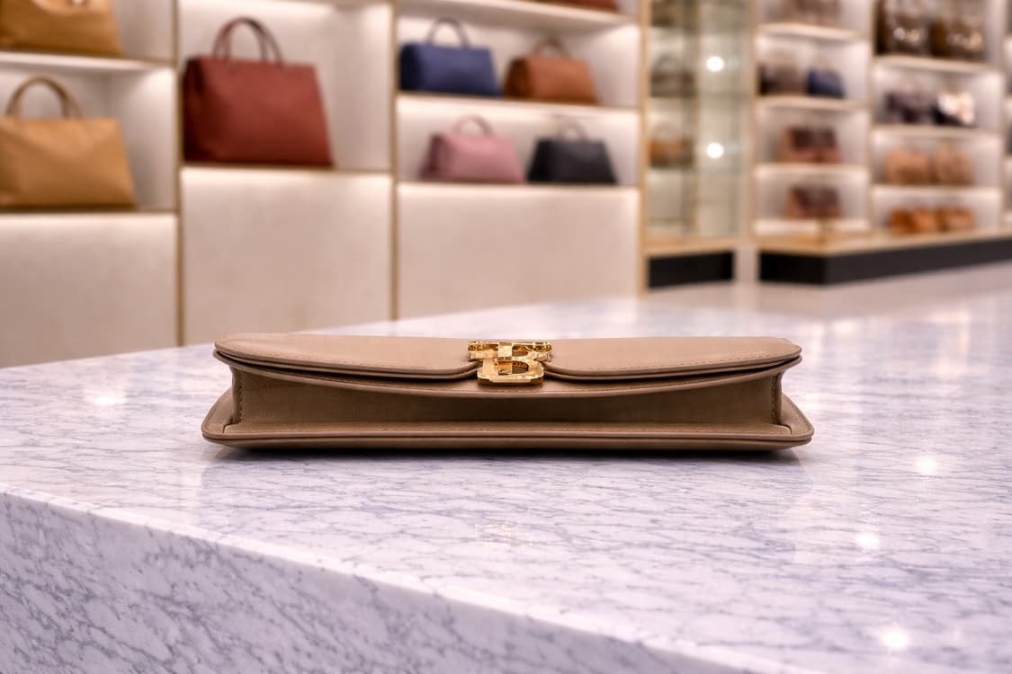 [S급] 버버리 TB 모노그램 미디엄 숄더백 판매합니다!!! 상품이미지2