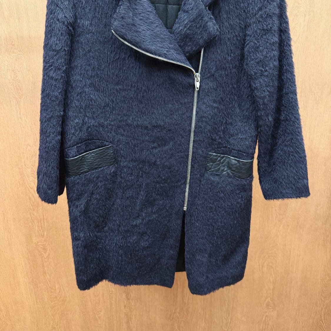 산드로 롱 코트 퍼 텍스처 언밸런스 집업 레더 포켓 디테일 블랙 상품이미지5