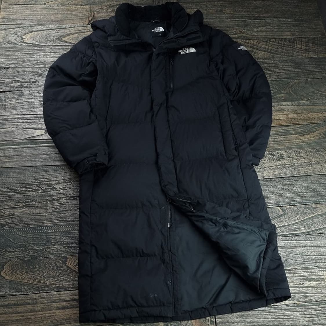 [노스페이스] 로고 자수 구스다운 롱 패딩 블랙 M18172 상품이미지1