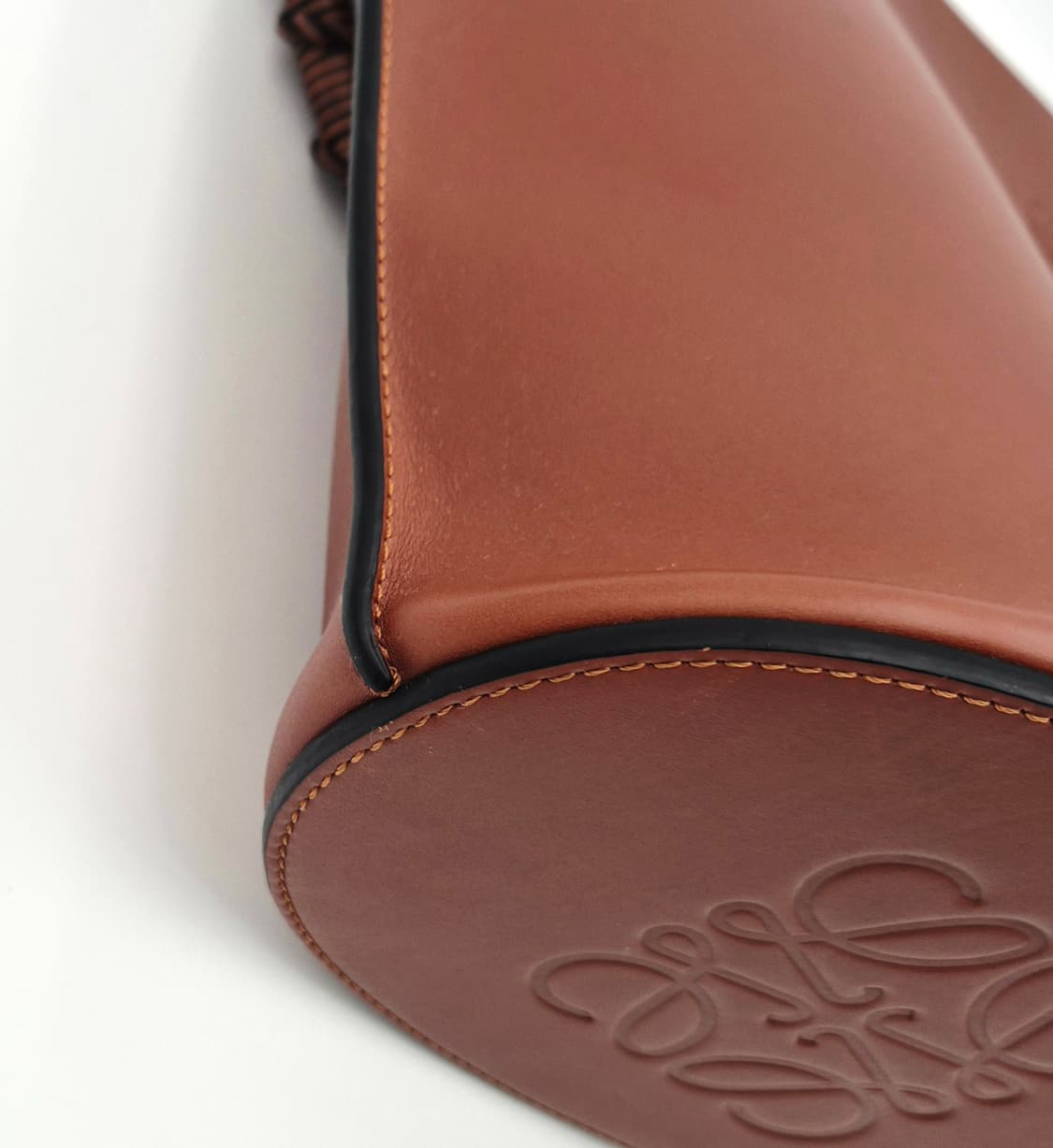 로에베 케이트 탑핸들 버킷백 상품이미지8