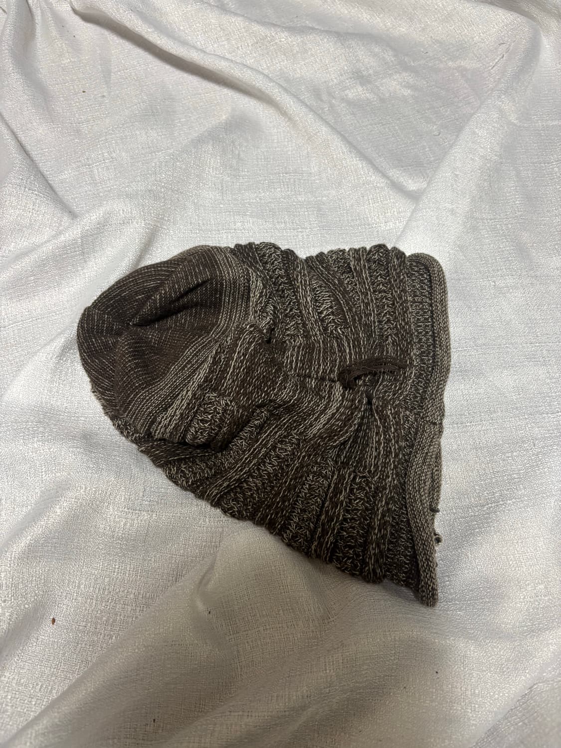 “Unknown” piercing Detail Beanie 상품이미지4