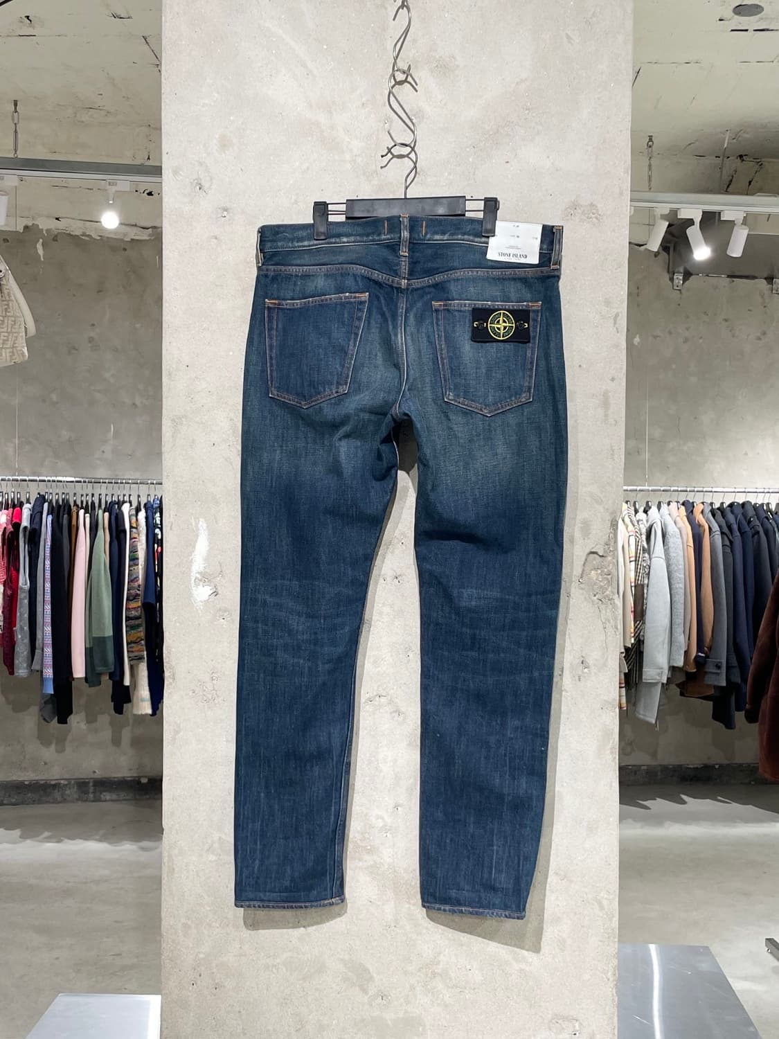 스톤 아일랜드 진청 와펜 워싱 데님 팬츠 상품이미지1