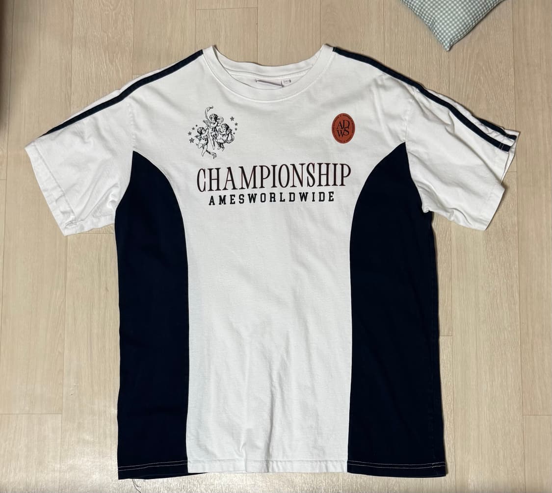 챔피온십 화이트/블랙 반팔 티셔츠 상품이미지1