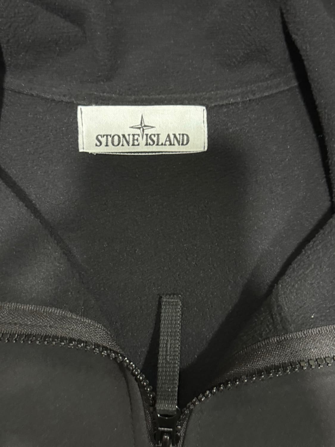 [당일출고,새상품급] 스톤아일랜드 소프트쉘 바람막이 L 상품이미지3