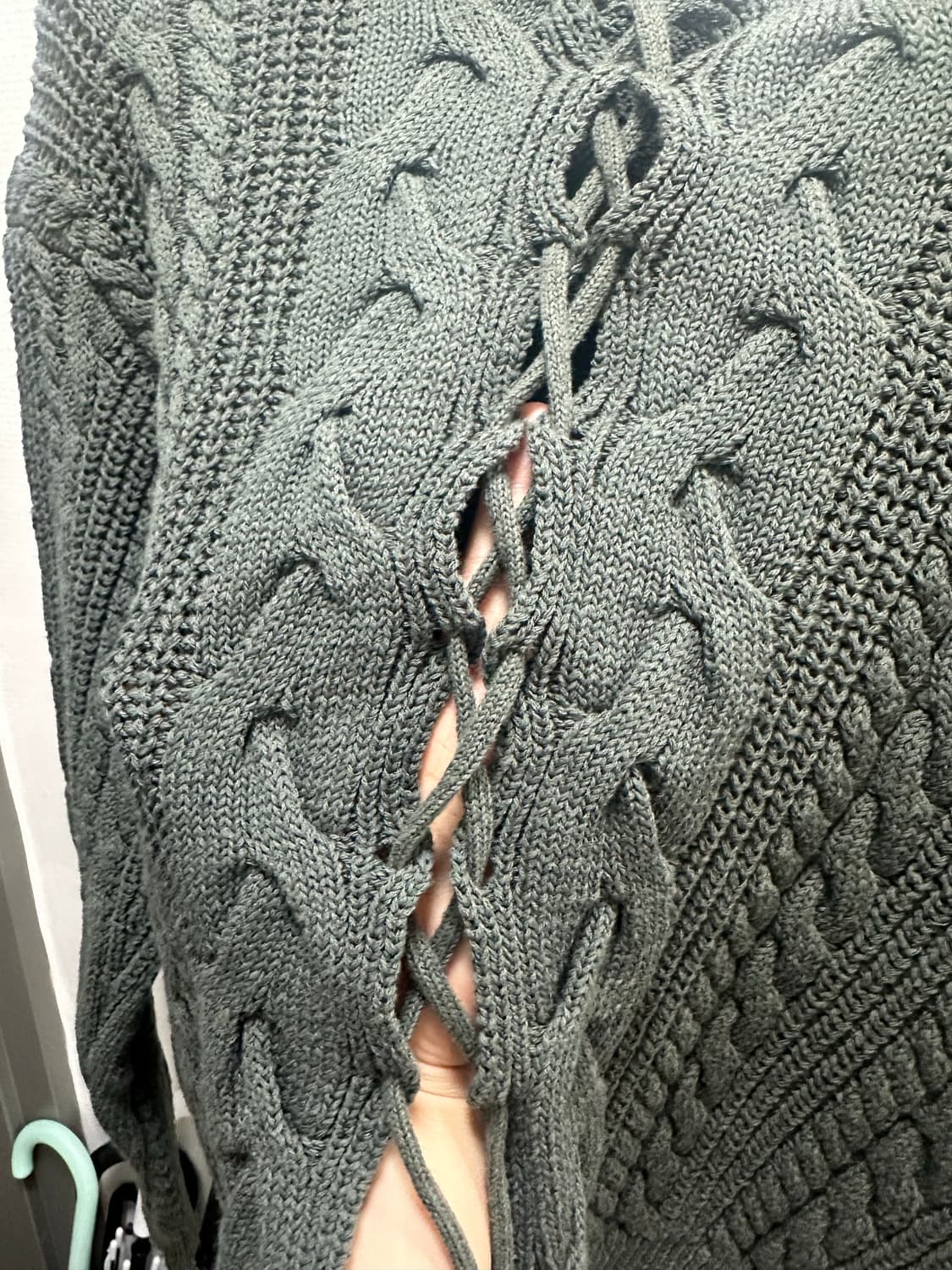 레이스업디테일 케이블 니트풀오버 상품이미지5