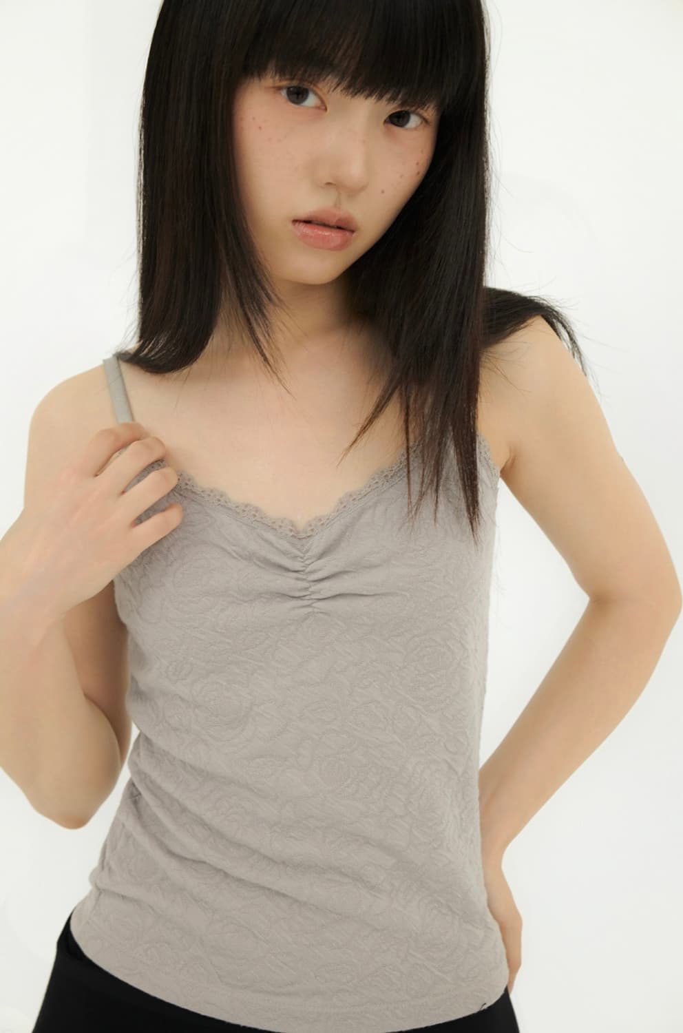 FLOWER EMBOSSED SLEEVELESS GREY 상품이미지1