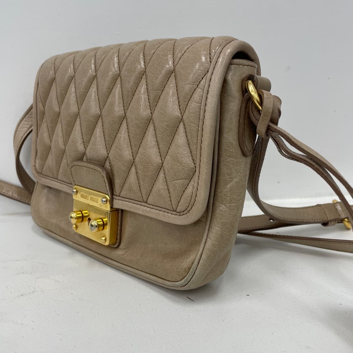 미우미우 퀼팅 비텔로 레더 베이지 클랩 스몰 크로스백 상품이미지5