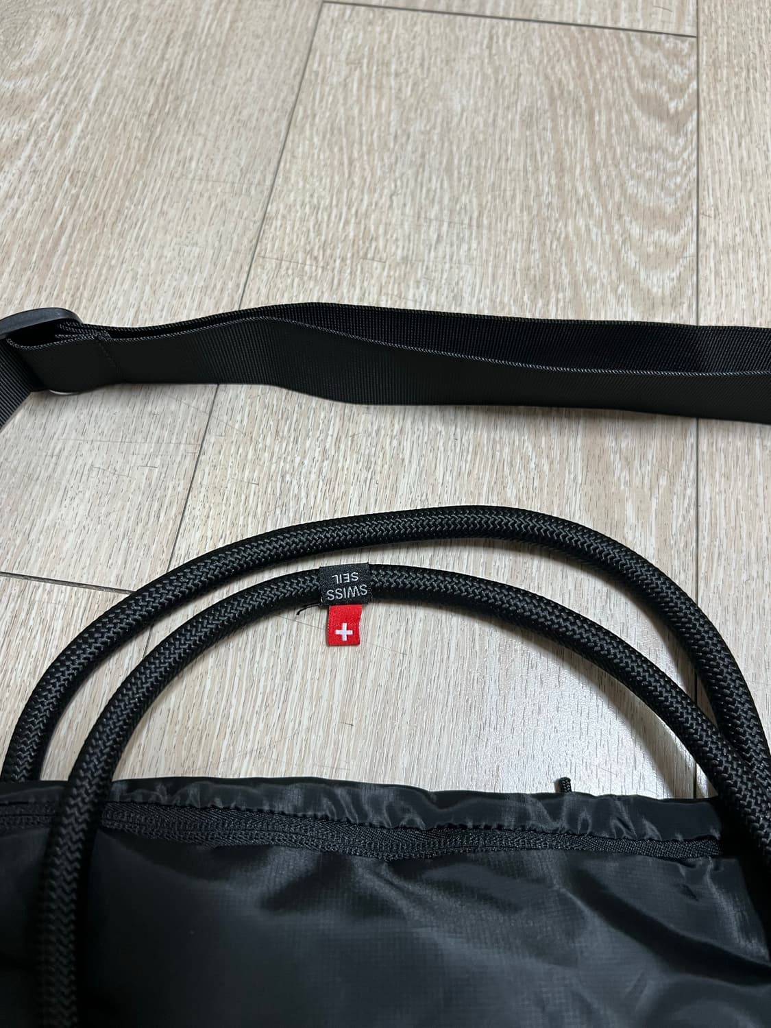 온러닝 트랙팩 라이트 35L  토드백크로스백 블랙 상품이미지3