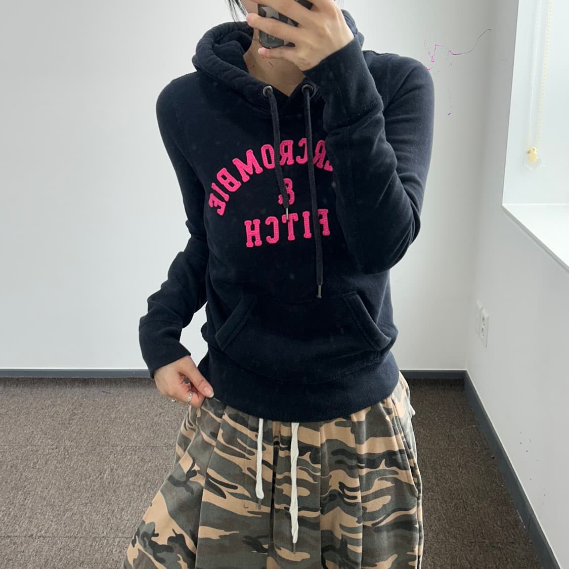 Abercrombie 아베크롬비 핑크 스펠아웃 로고 네이비 후드티 상품이미지1