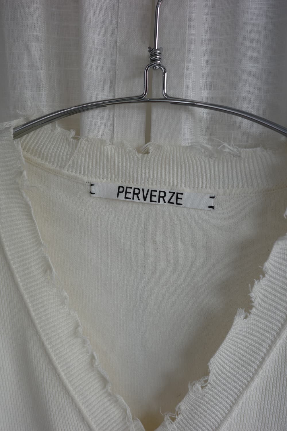 Perverze 퍼버즈  브이넥 데미지 니트 상품이미지6