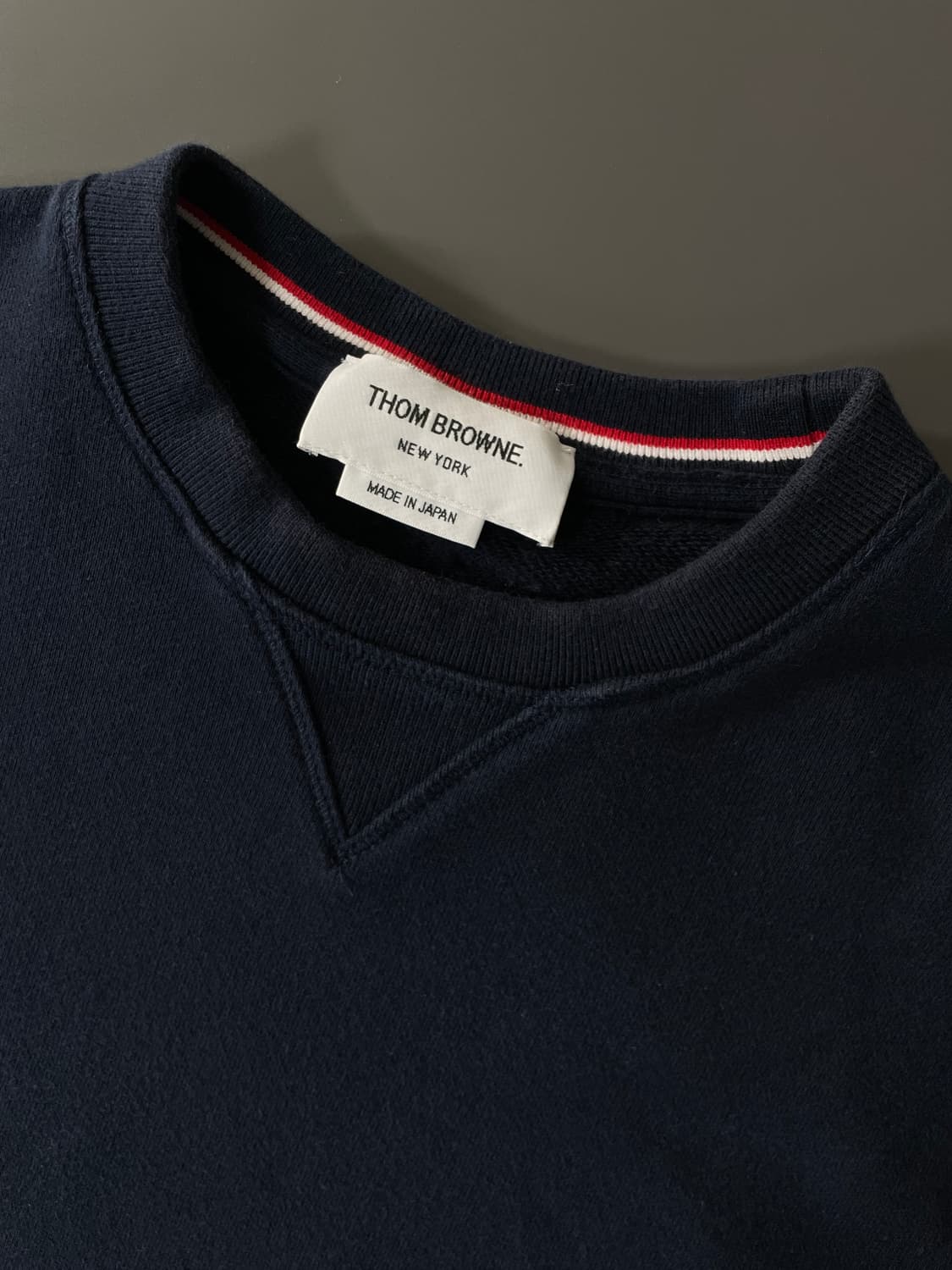 [4] 톰브라운 사선 완장 맨투맨 스웻셔츠 상품이미지6