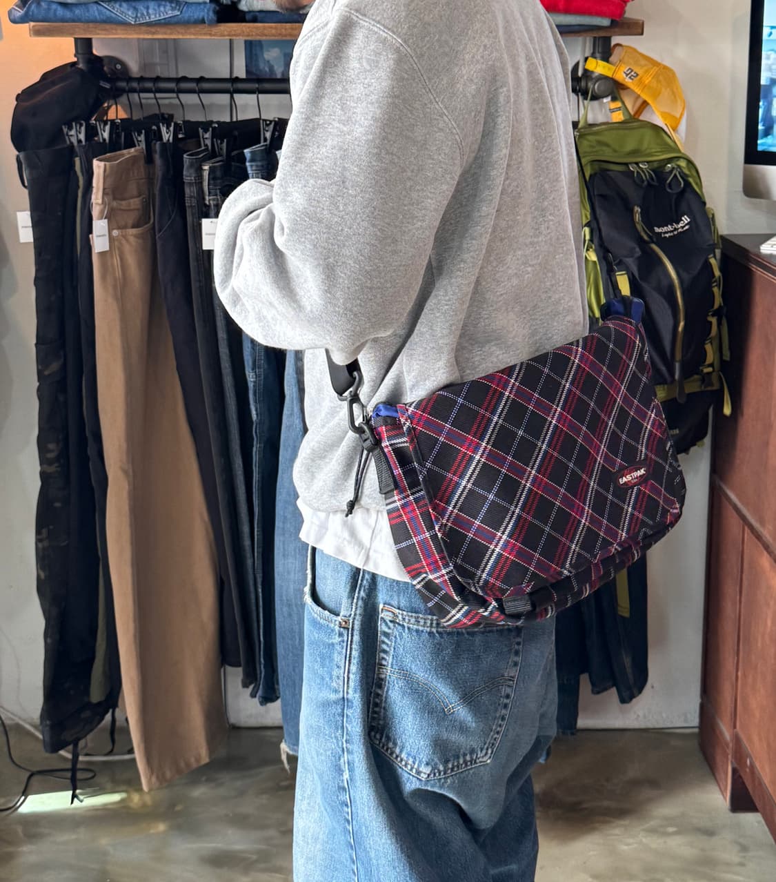 이스트팩 네온 체크 메신저백 크로스백  상품이미지2