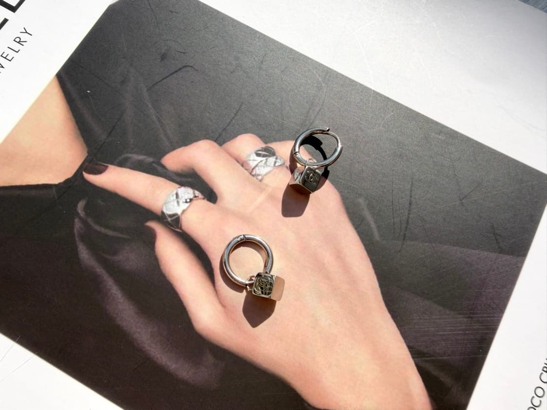 샤넬 링 큐브 이어링 실버 상품이미지3