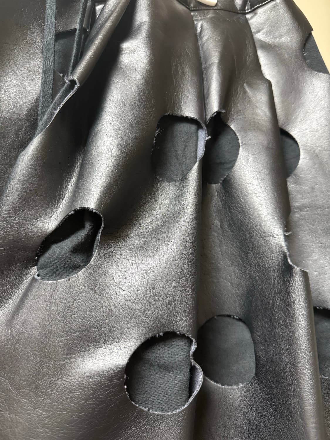 (S) Comme des Garcons leather dot skirt 상품이미지4