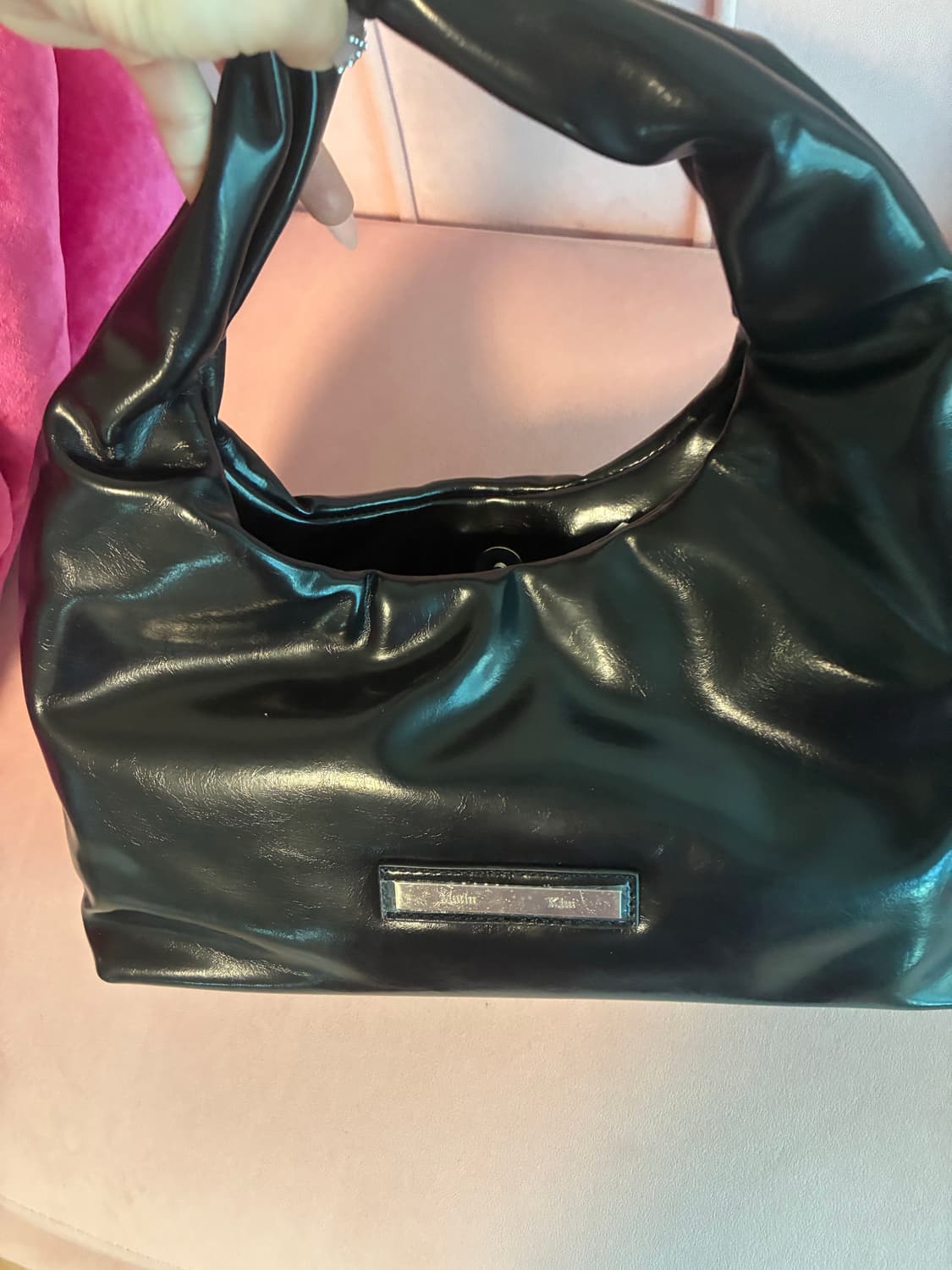 (새상품급) 마뗑킴 가방 엠보 로고 미니 레더 토트백 블랙 상품이미지4