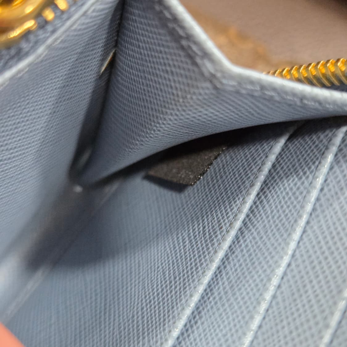 프라다 트라이앵글 장지갑 상품이미지7