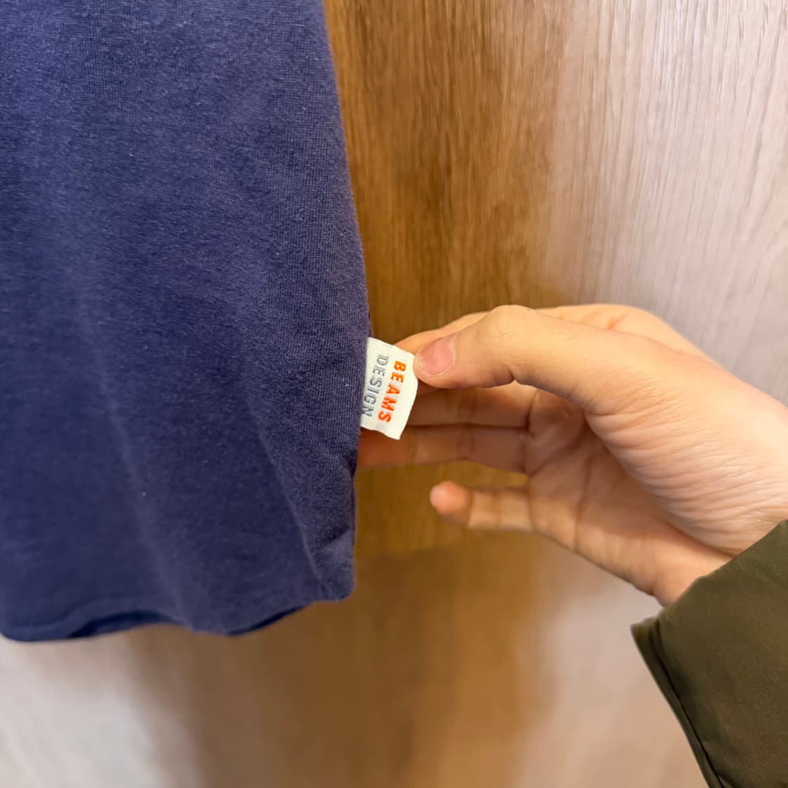 빔즈 디자인 헨리넥 반팔 티셔츠 로고 탭 디테일 루즈핏 퍼플 상품이미지5