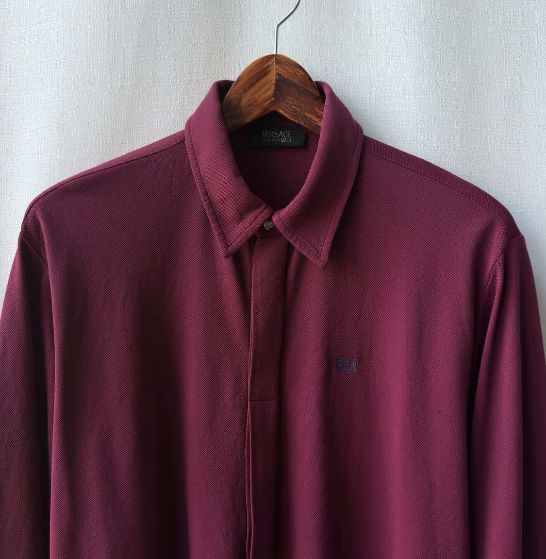 베르사체 클래식 V2 로고 자수 금장 버튼 셔츠 버건디 상품이미지2