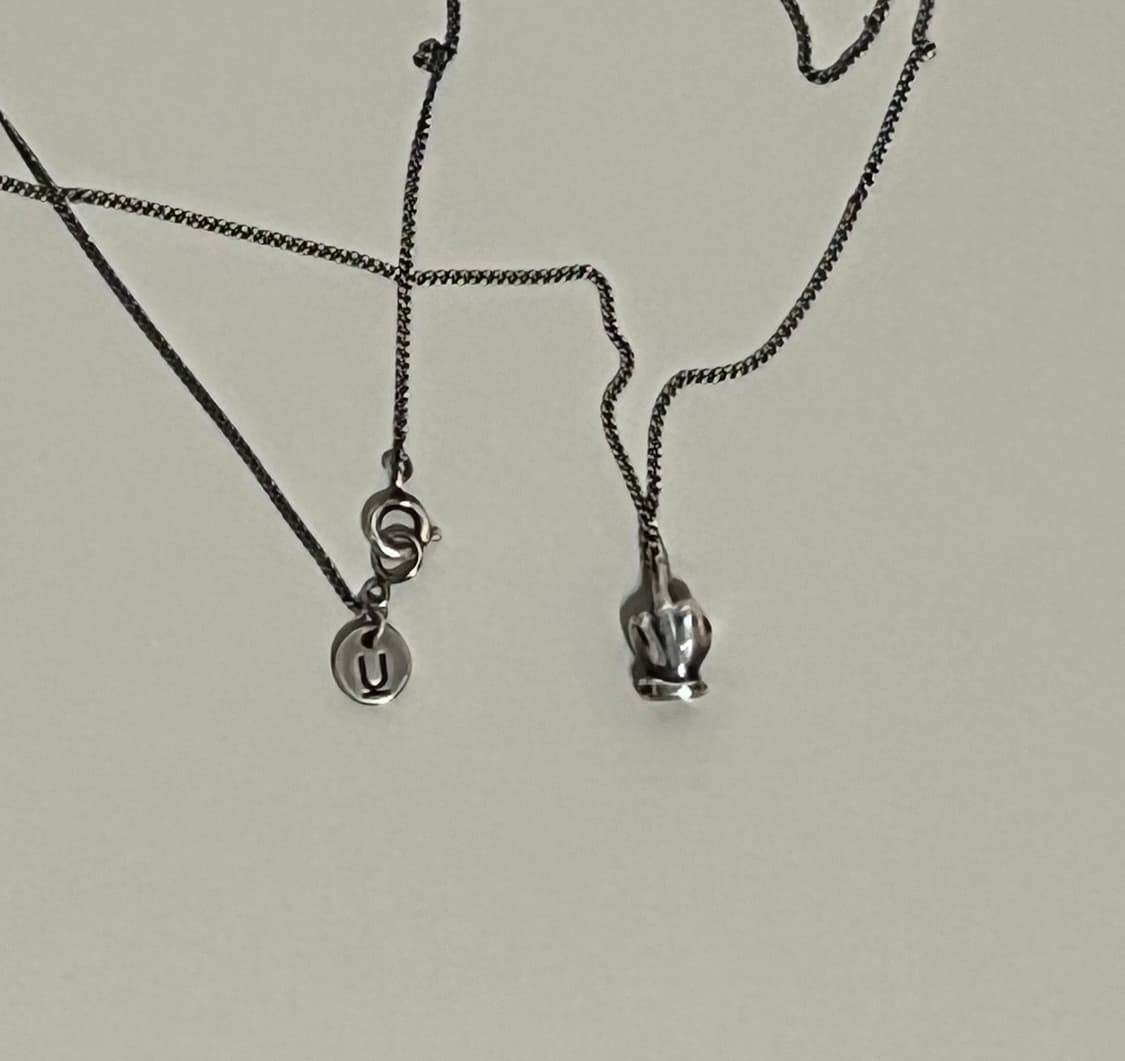 언더커버 미들핑거 목걸이 상품이미지1