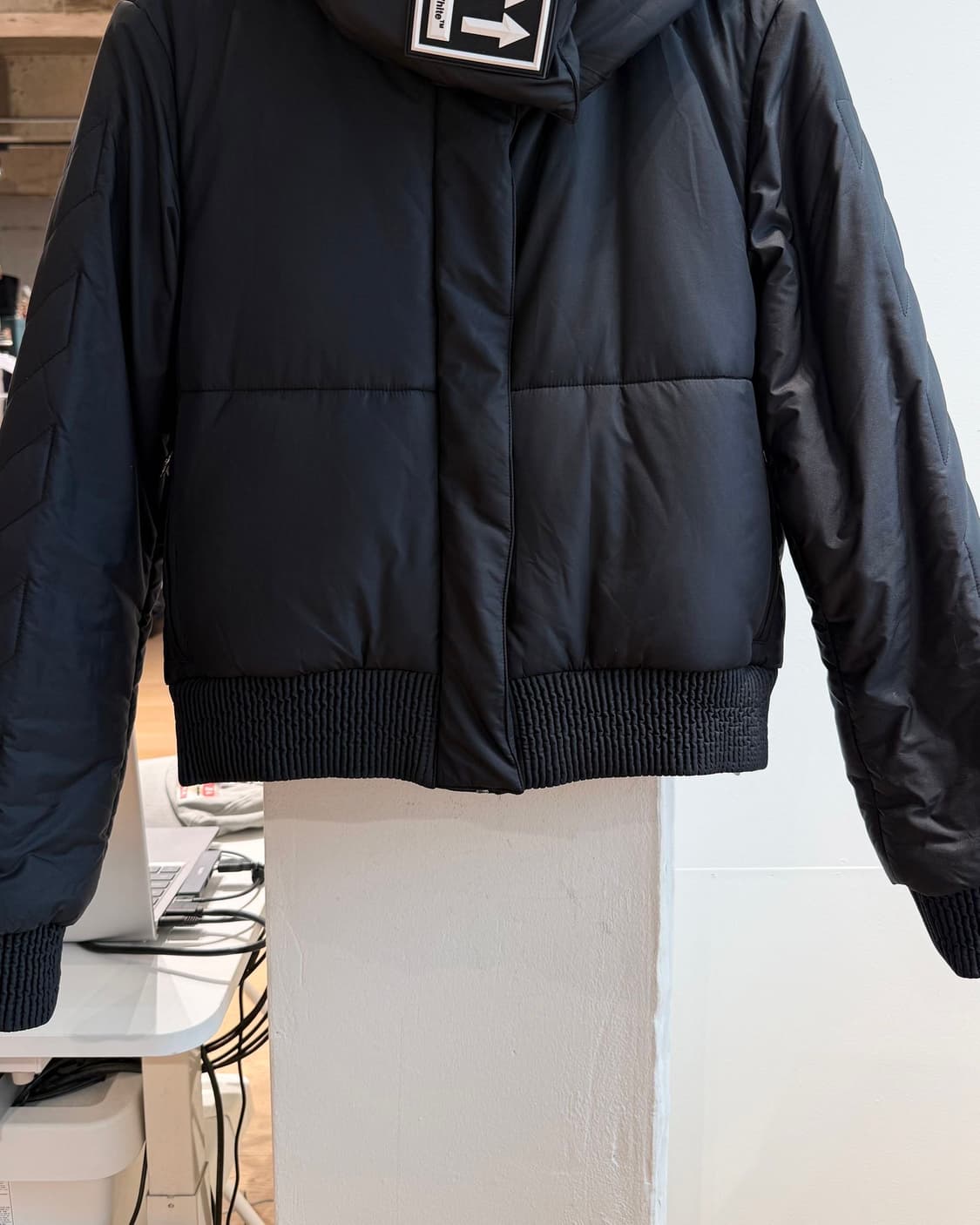 오프화이트 블랙 에로우 후드 다운 숏 패딩 점퍼 상품이미지6