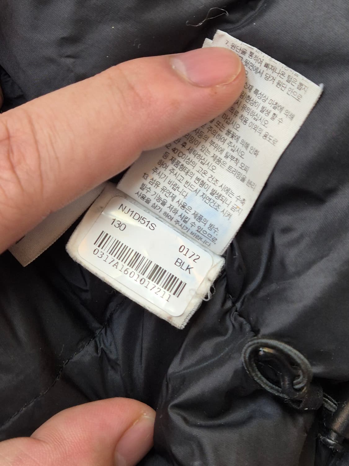 노스페이스 키즈 오리털 패딩 130사이즈 블랙 색상입니다. 가슴둘레는 상 상품이미지8