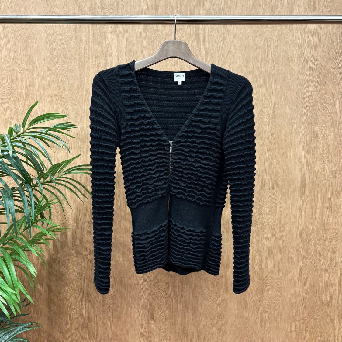 아르마니 꼴레지오니 브이넥 긴팔 집업 니트 웨이브 텍스처 디테일 블랙 상품이미지1