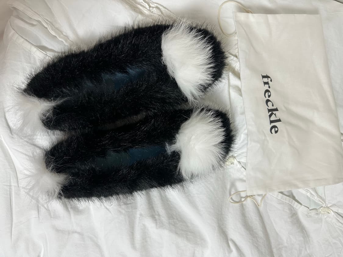 프레클 스컹크인블랙 페이크퍼 플랫슈즈 상품이미지1