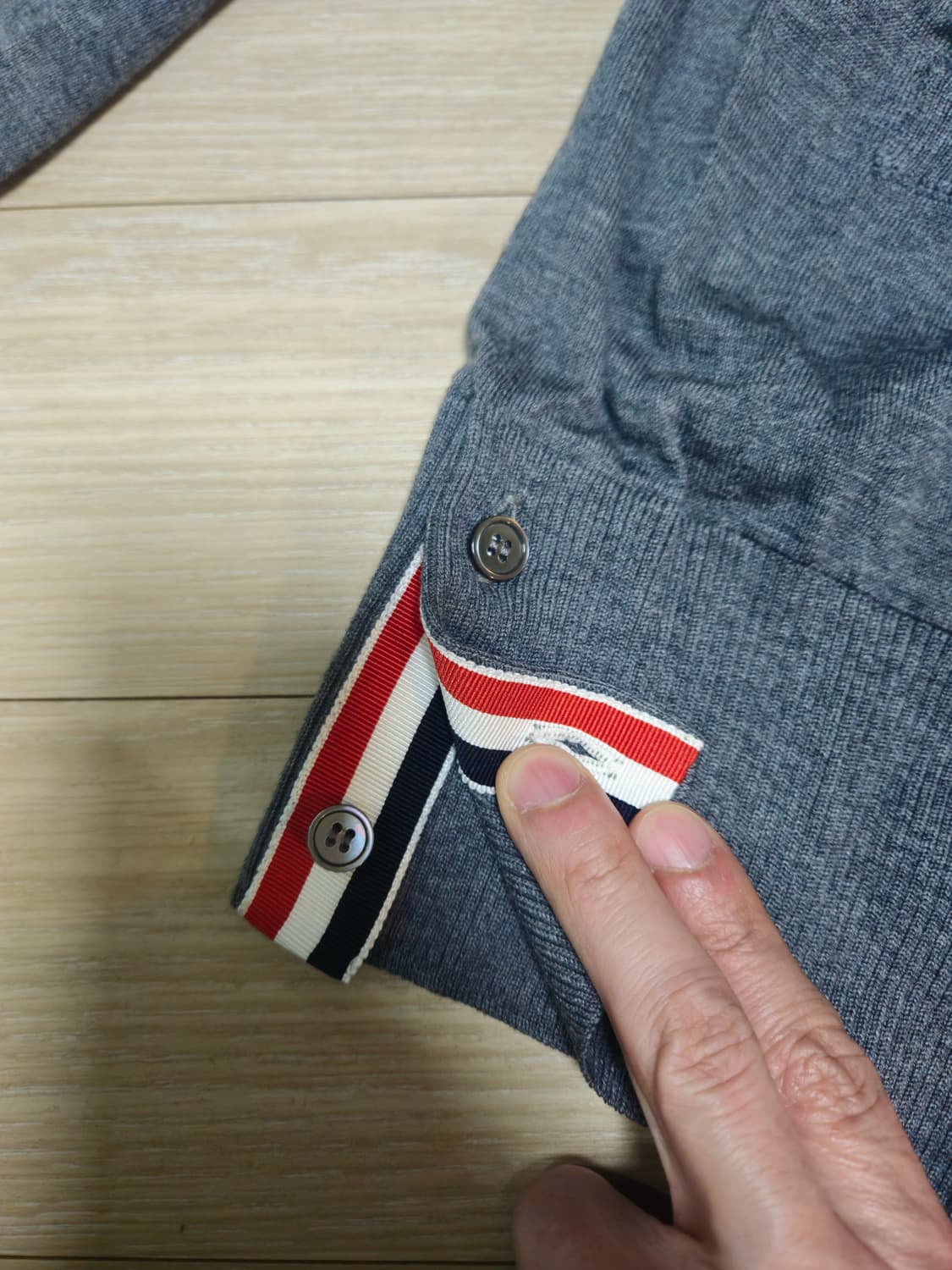 톰브라운 메리노울 가디건 그레이 2 상품이미지3