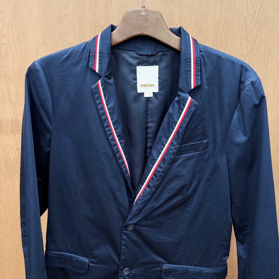 디젤 싱글 자켓 라펠 라인 레드 화이트 스트라이프 트림 디테일 네이비 상품이미지4