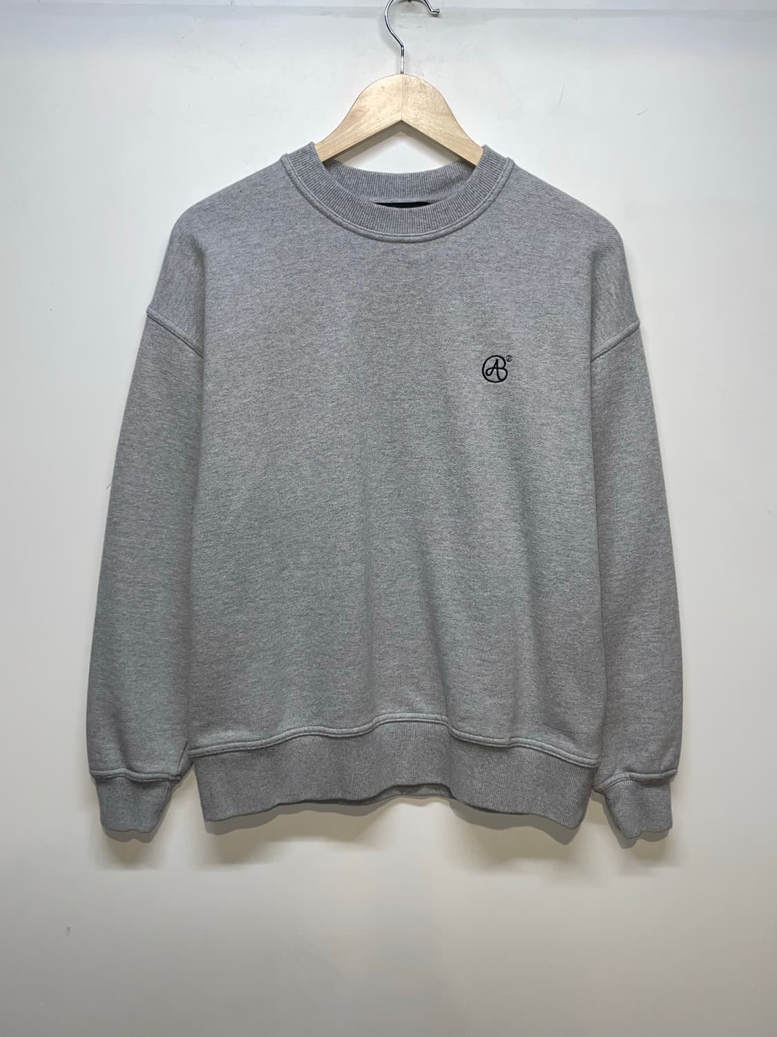 앤더슨벨 그레이 맨투맨 상품이미지2