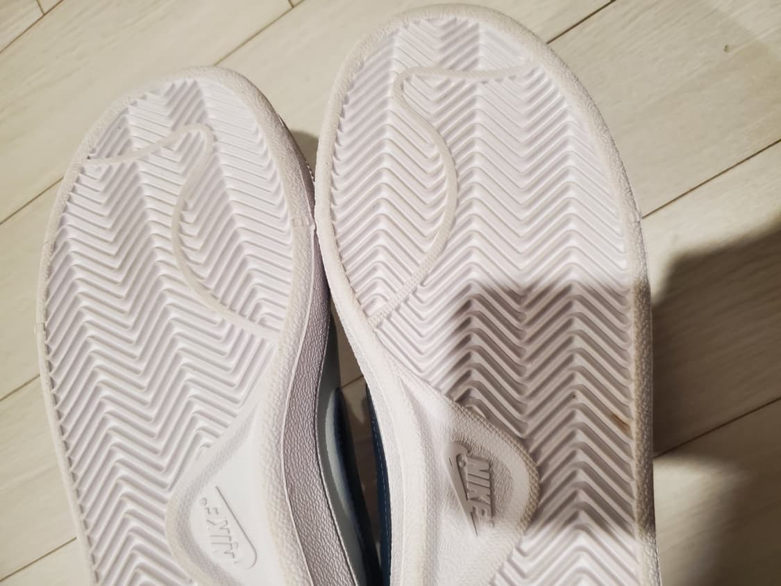 나이키 코트 로얄 스니커즈 275(새상품급)

나이키 코트 로얄 275사 상품이미지7