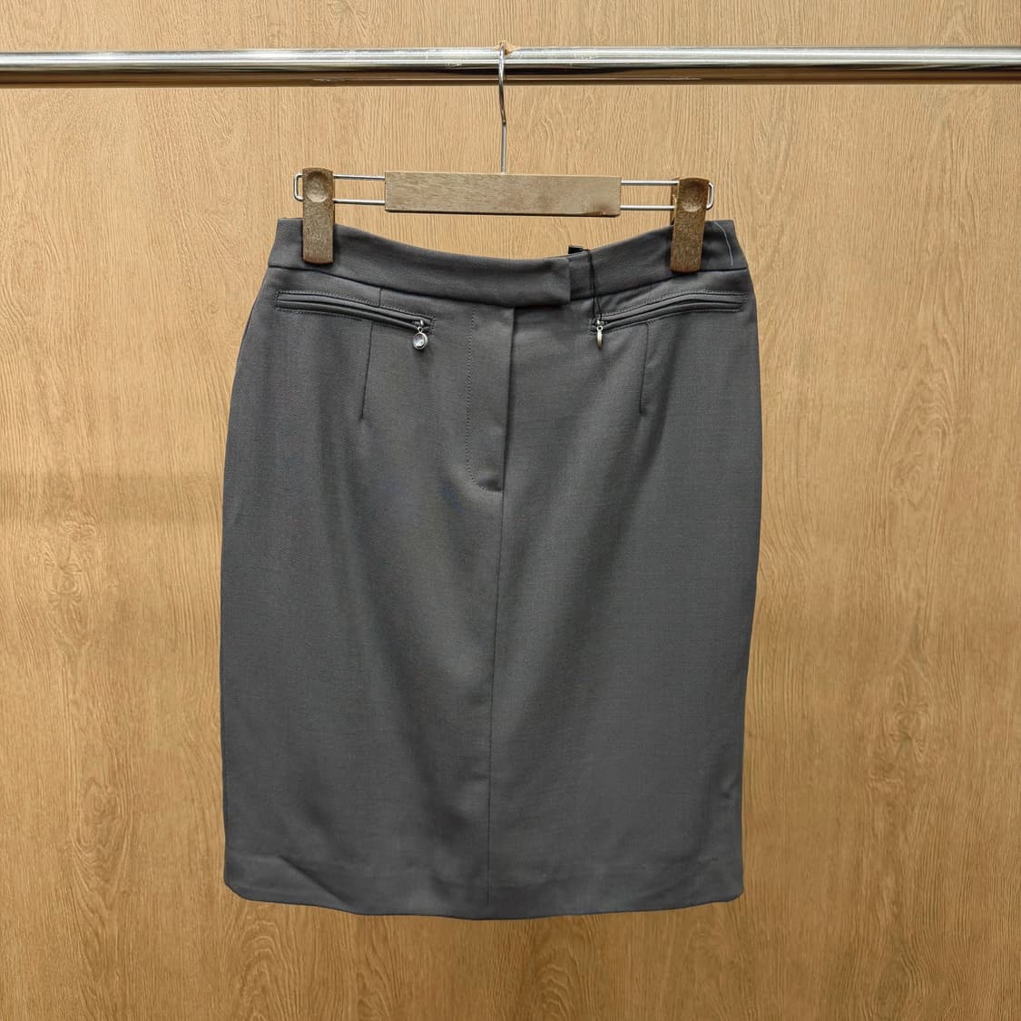 구찌 울 미디 스커트 로고 장식 지퍼 포켓 백 슬릿 디테일 H라인 브라운 상품이미지2