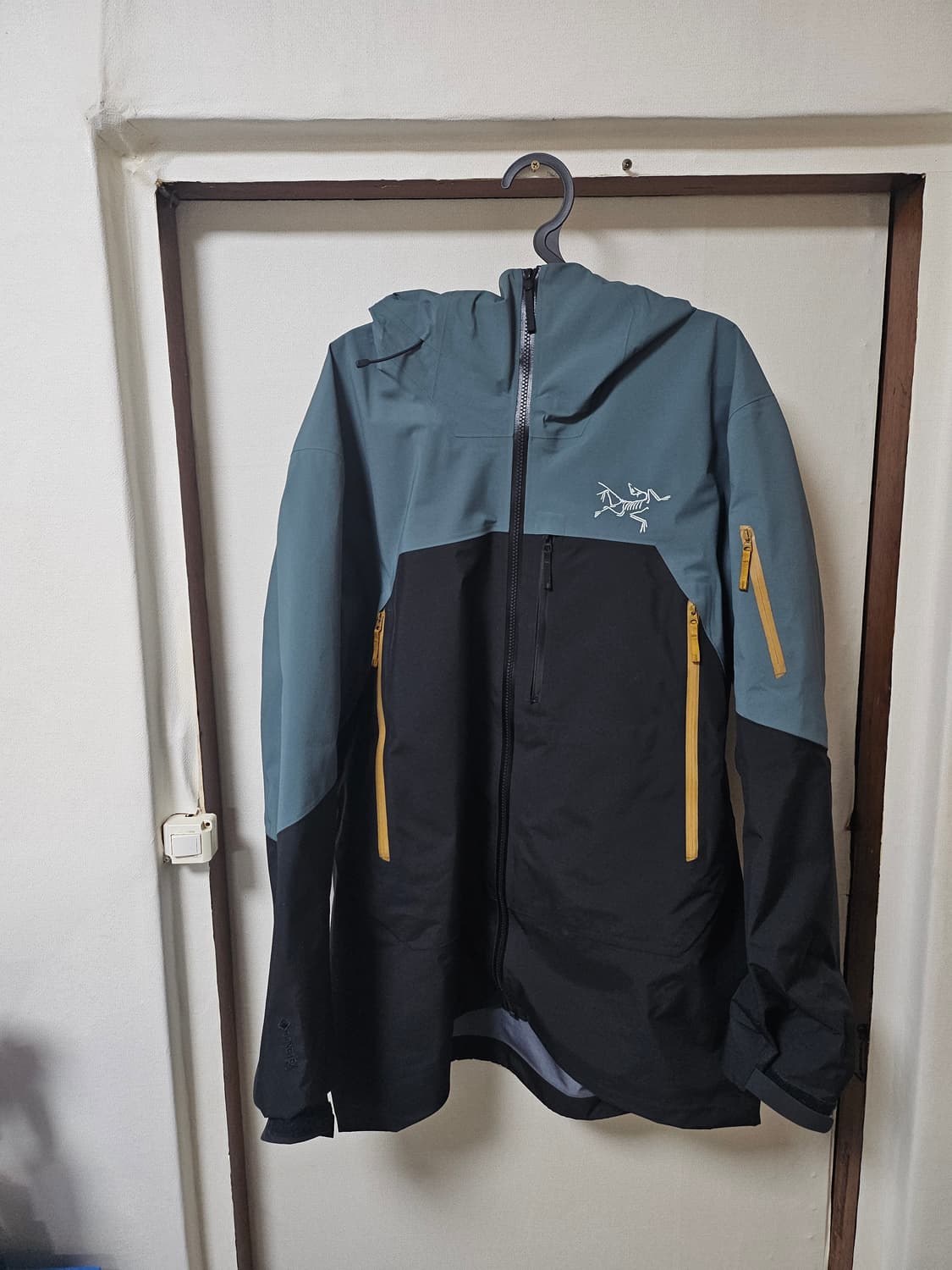 아크테릭스 고어텍스 Rush Jacket L 상품이미지1