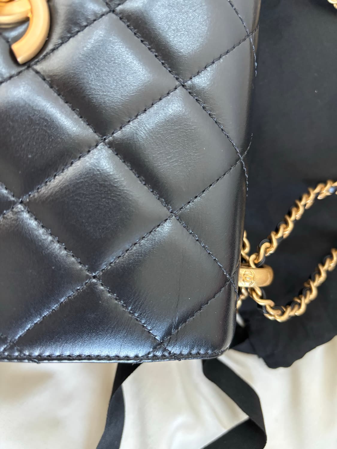 샤넬 스몰 플랩백 카프스킨 & 골드 메탈 블랙 상품이미지5