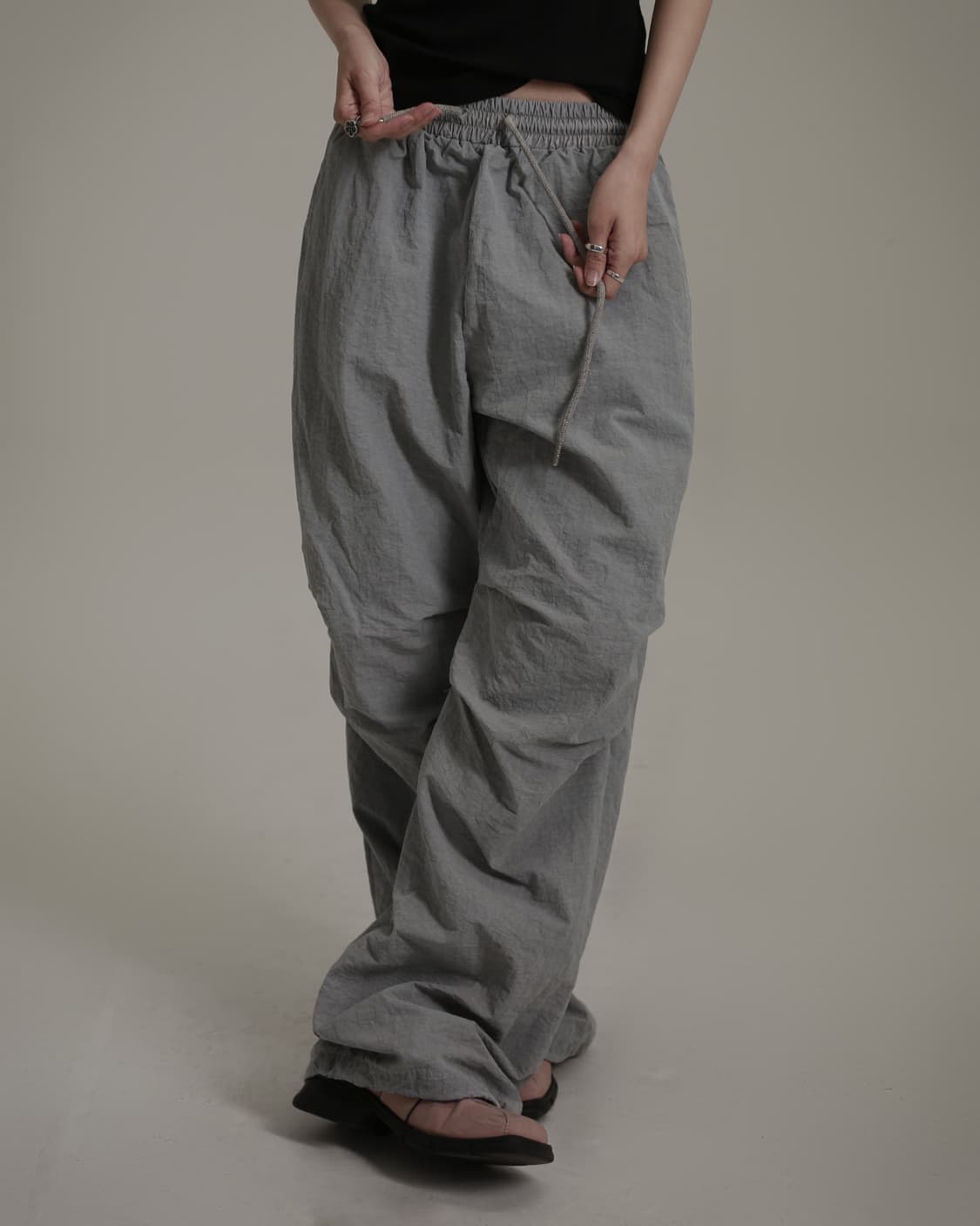 여운코리아 피그먼트 파라슈트 팬츠 (그레이) 상품이미지2