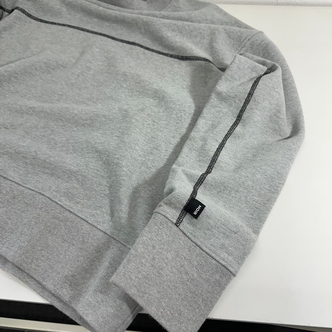 우먼OS 느와 그레이 루즈오버핏 블랙스티치 스웻맨투맨 상품이미지2