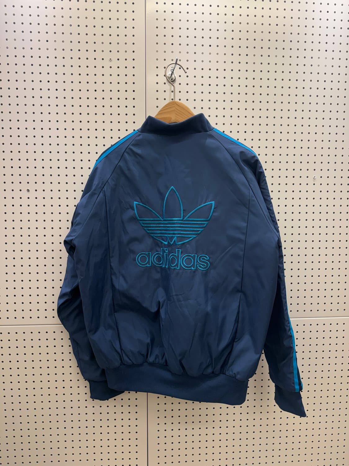 아디다스 오리지널스 트레포일 백로고 패딩 봄버 자켓 U464 상품이미지3