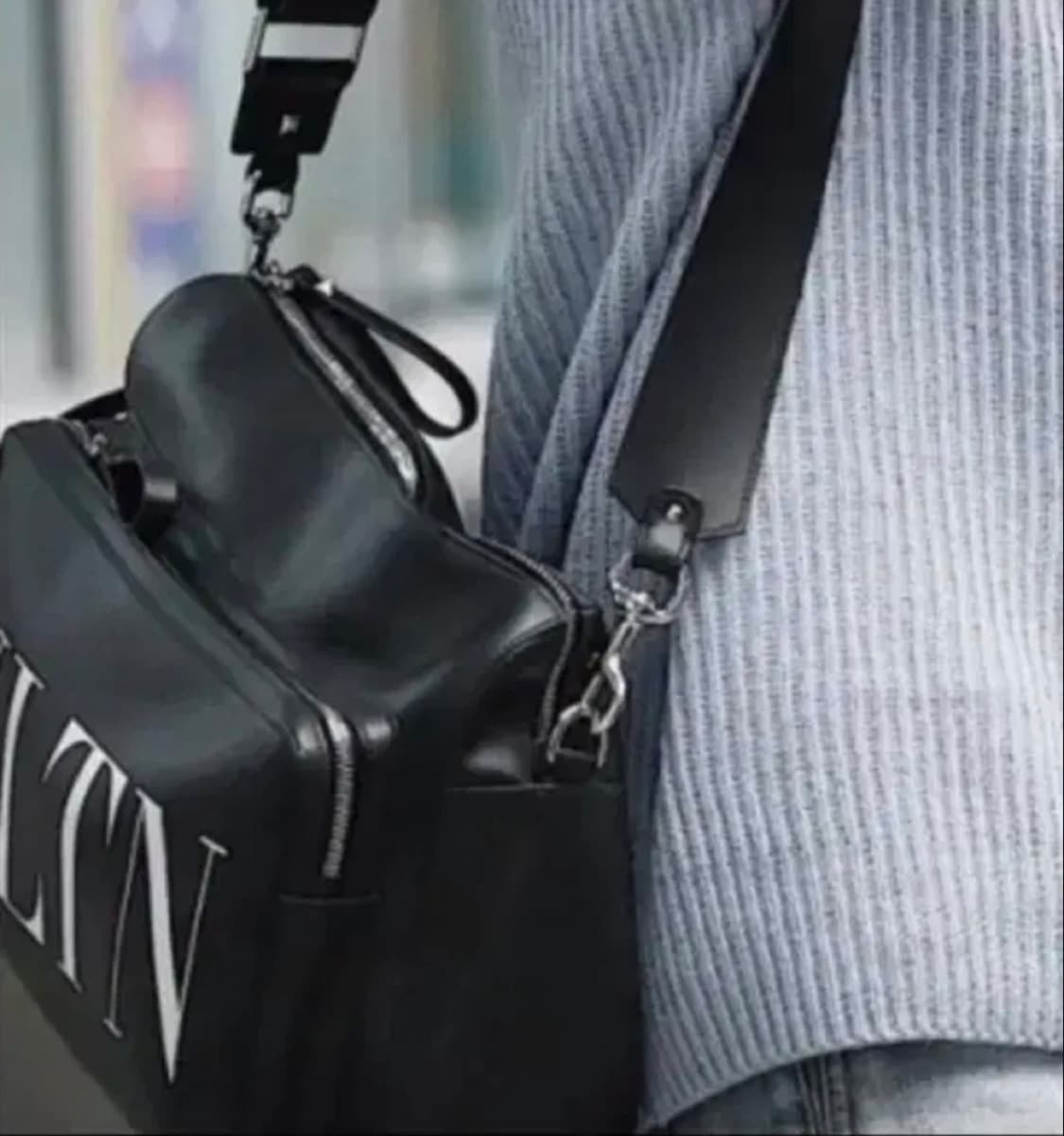 발렌티노 VLTN 로고 블랙 크로스(메신저)백 상품이미지2